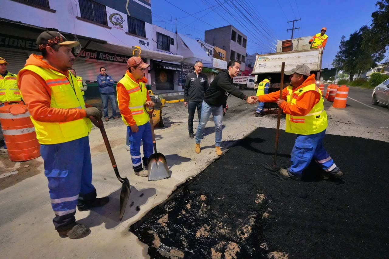 .Querétaro atiende más de 28 mil reportes de baches durante administración de Felifer Macías.