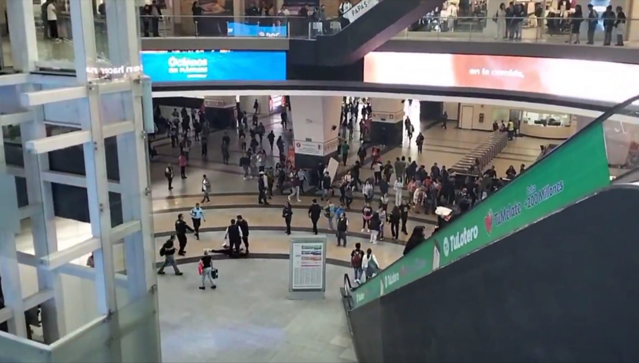 Cae hombre desde segundo piso de Forum Buenavista