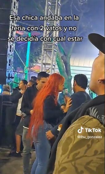 Joven agasajando con 2 hombres en la feria