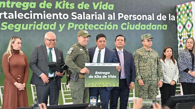 Ricardo Gallardo incrementa salarios de las y los policías.