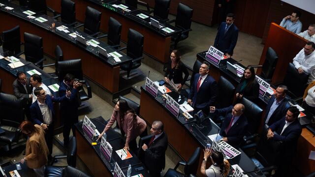Se pasa la sesión de la Cámara de senadores para el próximo martes luego de que morenistas salieran del pleno para evitar la mayoría calificada para sesión provocando la molestia de panistas y senadores del PRI