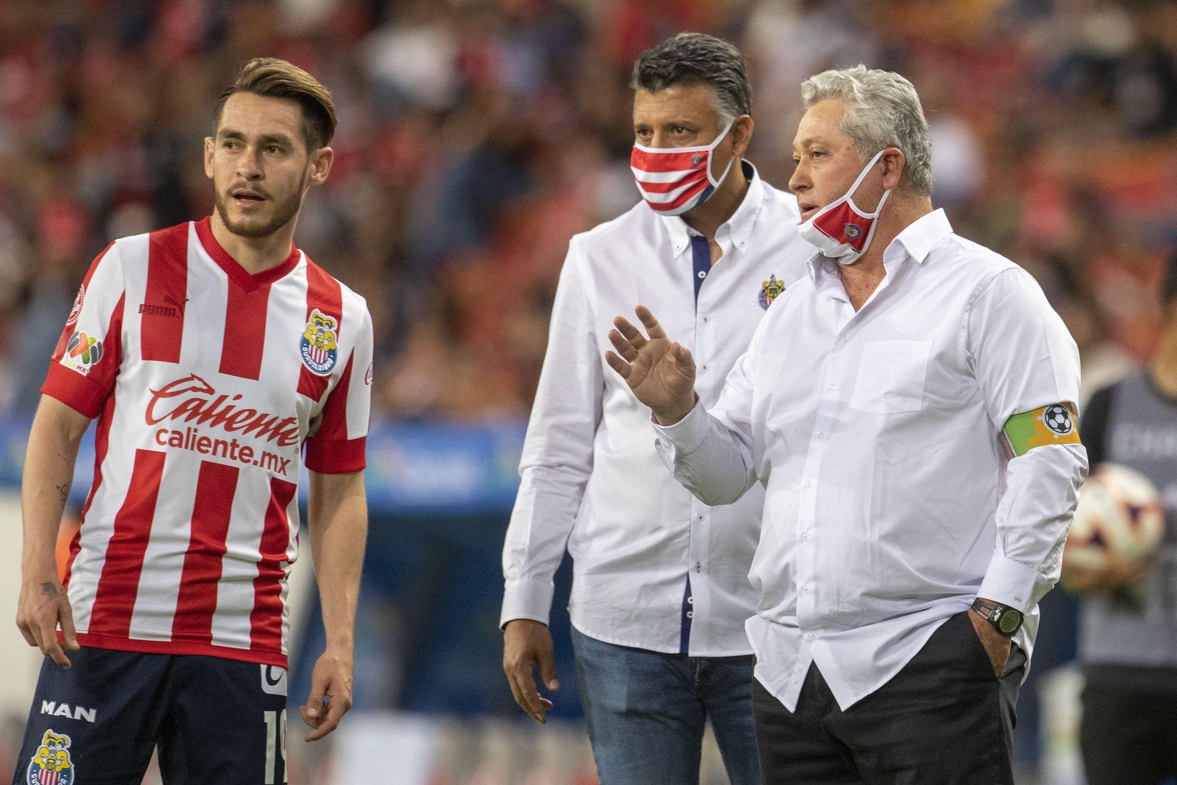 Jesús Angulo atiende indicaciones