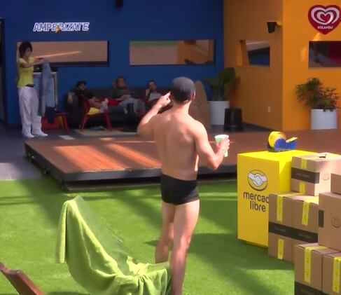 Sergio Mayer desata burlas por sus nalgas "caídas"