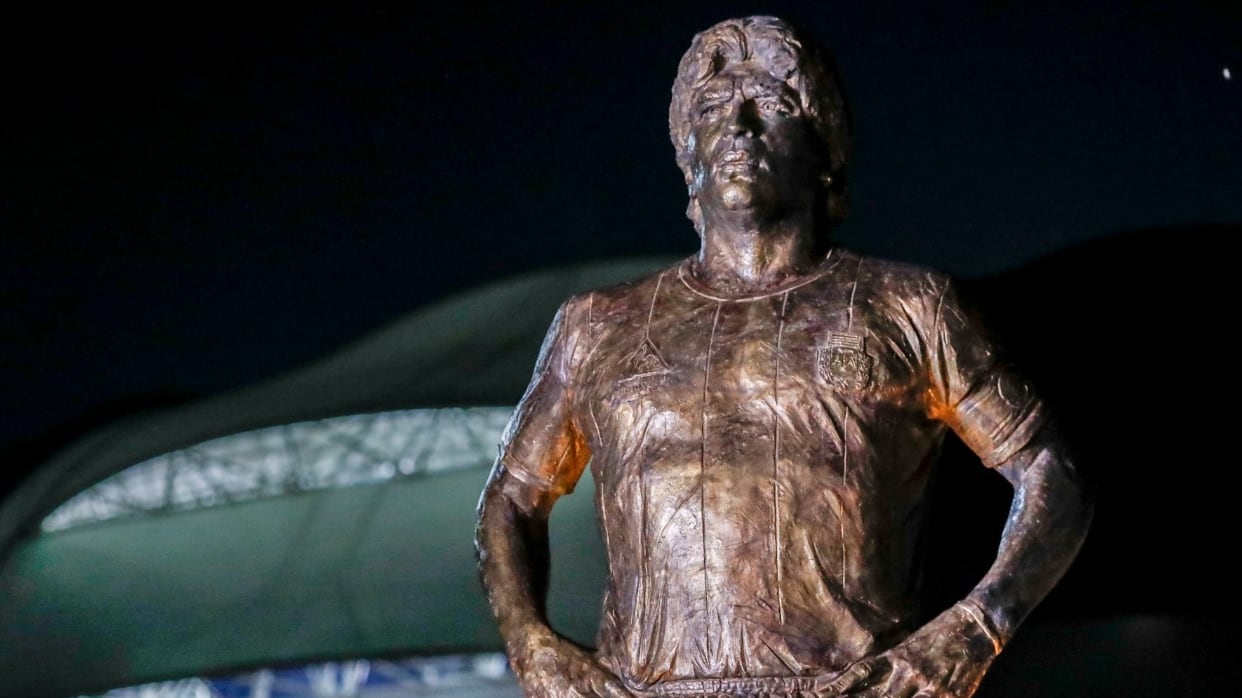 Diego Maradona: Develan estatua de 5 metros previo al ‘Argentina vs Chile’