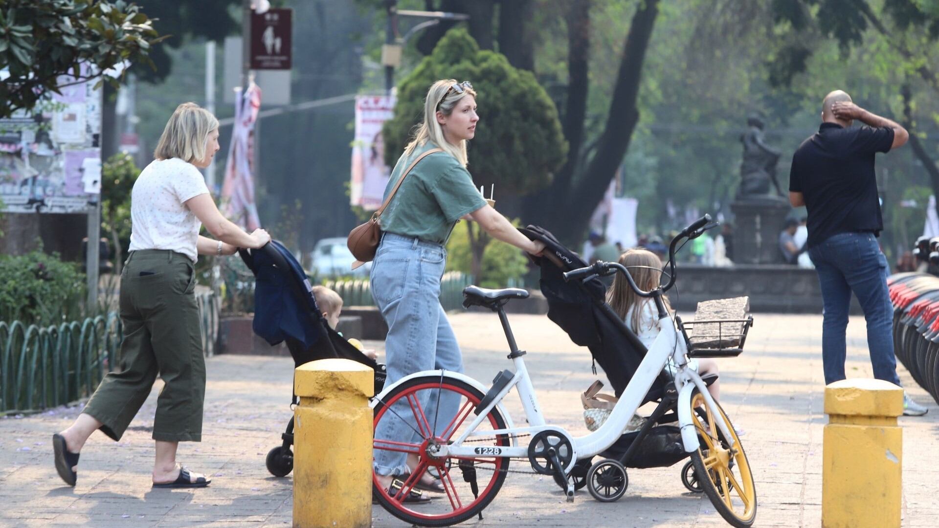 Extranjeros pasean por calles de la colonia Roma, trayendo consigo el fenómeno de la gentrificación