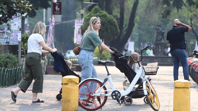 Extranjeros pasean por calles de la colonia Roma, trayendo consigo el fenómeno de la gentrificación