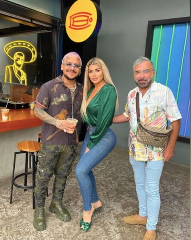 Mariana González junto a Christian Nodal y Vicente Fernández