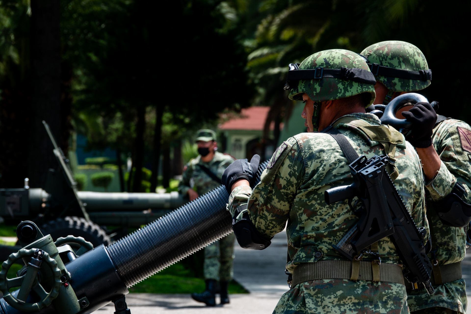 Tras la aprobación de la reforma que permite al Ejército en las calles hasta 2028, la Sedena prepara una compra de 2.8 millones en gases lacrimógenos.