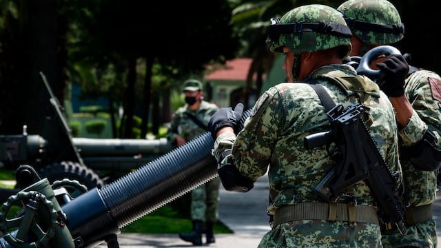 Tras la aprobación de la reforma que permite al Ejército en las calles hasta 2028, la Sedena prepara una compra de 2.8 millones en gases lacrimógenos.