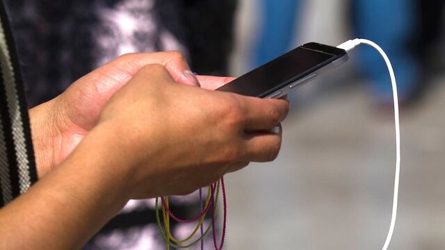 ¿Debería aplicarse en México? España busca prohibir uso de celulares durante horario de clases en primarias y secundarias