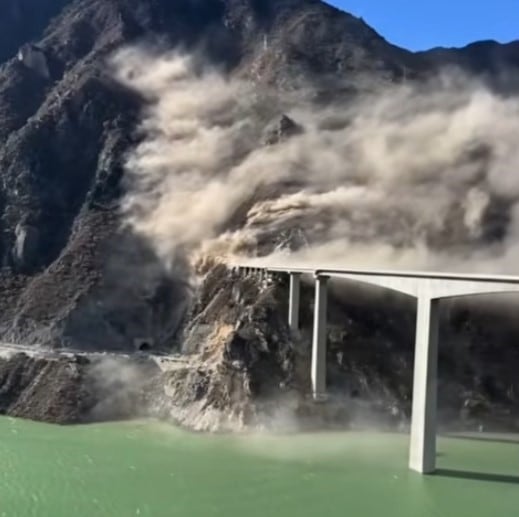 Derrumbe del puente Hongqi en el suroeste de China