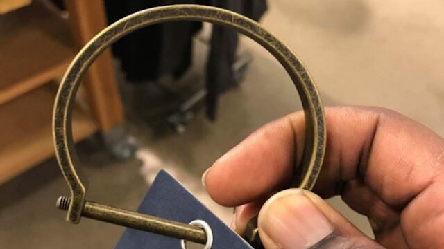 La firma decidió retirarlos de sus tiendas y página web.