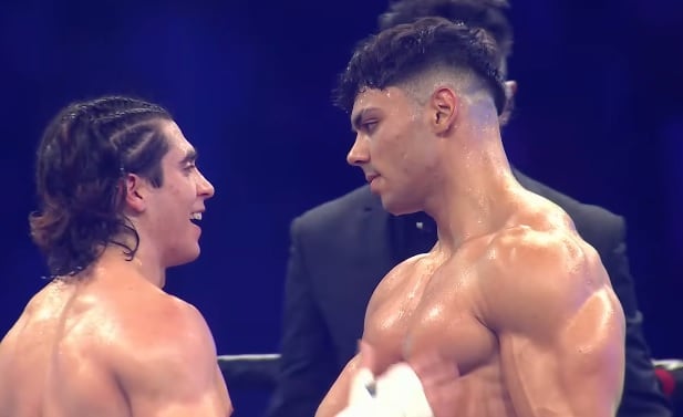 Carlos Belcast y Andoni Fitness al final de su combate en La Velada del Año 2025.