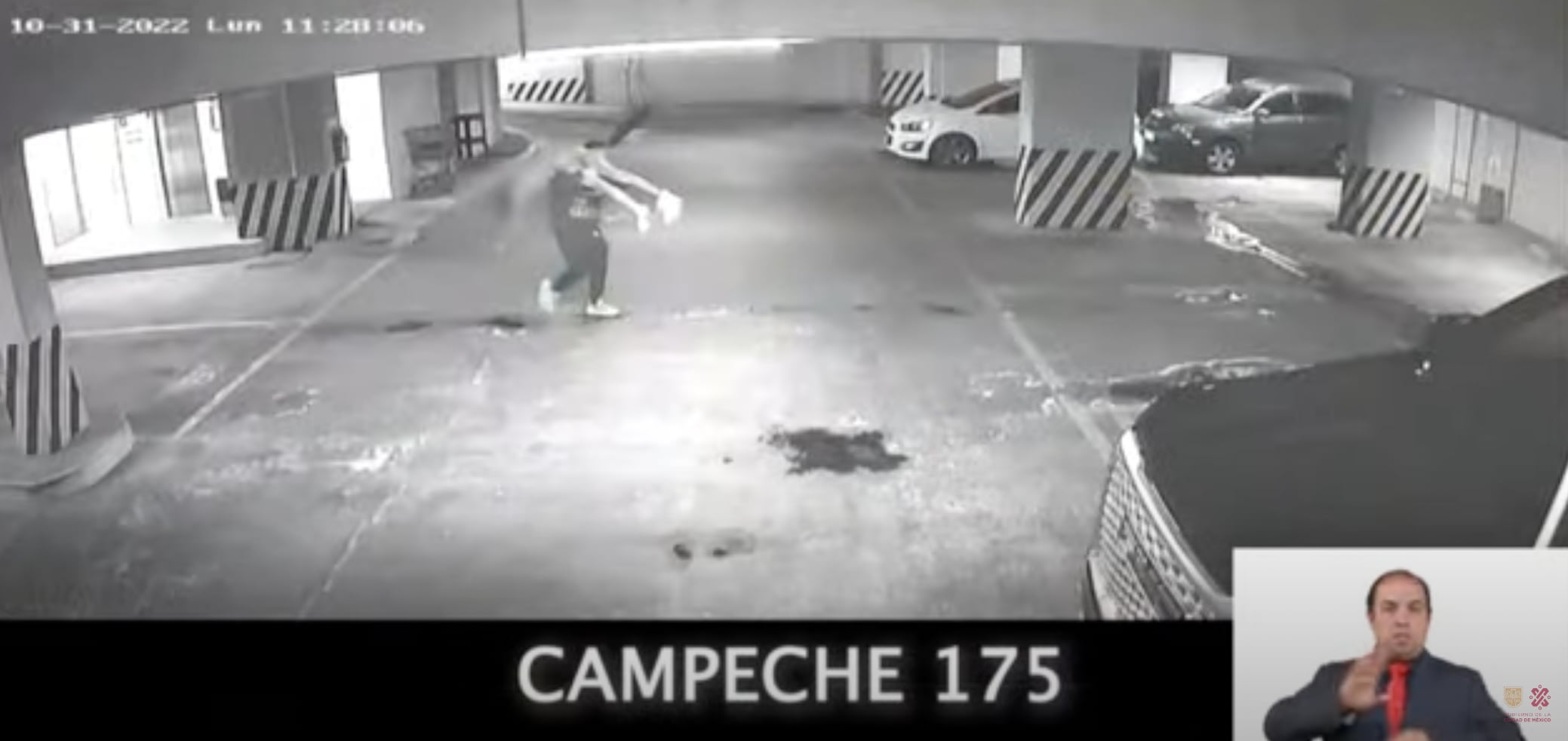 Video donde el feminicida Rautel "N" saca cargando a Ariadna Fernanda de su departamento