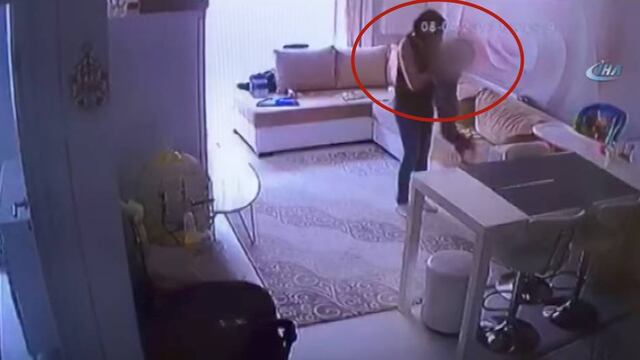 Niñera asfixia a niño.