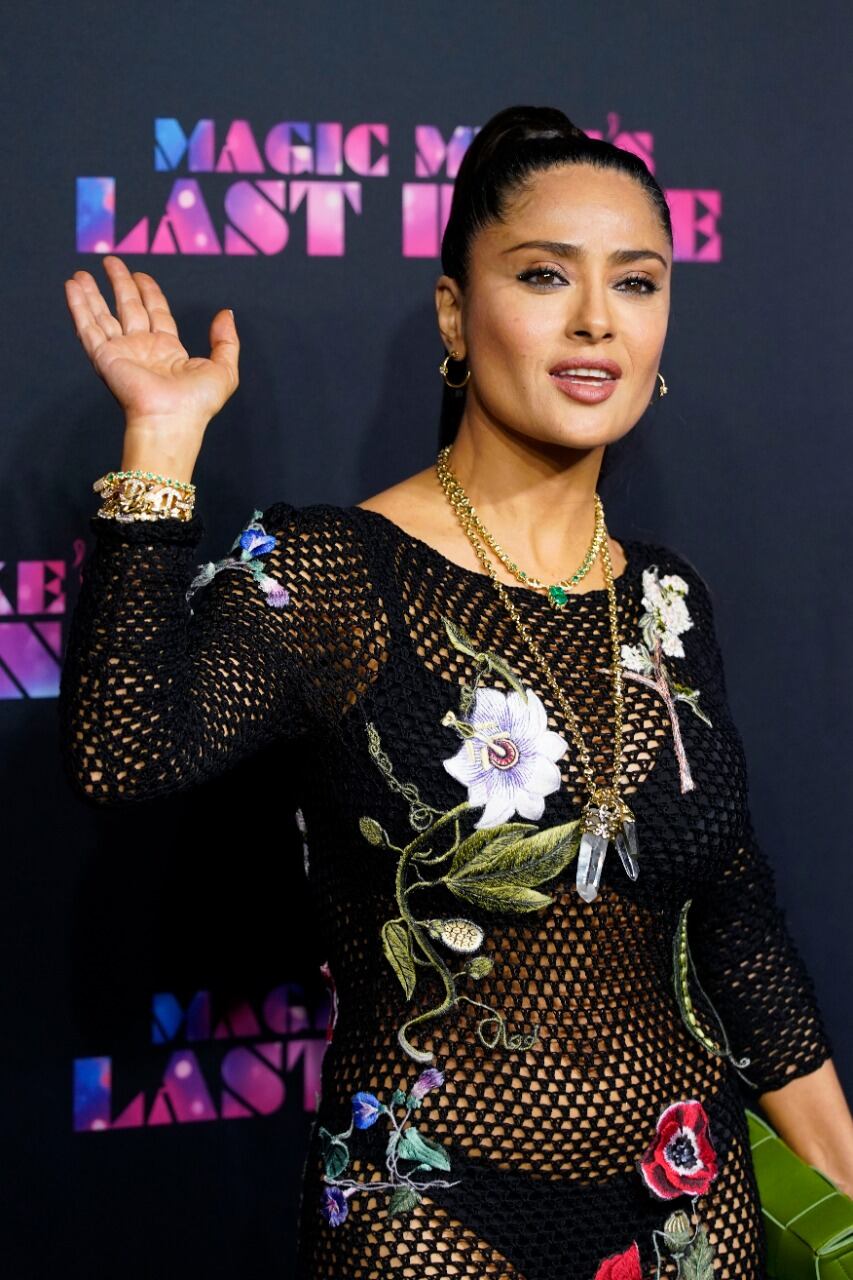Salma Hayek en la premiere de Magic Mike's Last Dance con vestido transparente.
