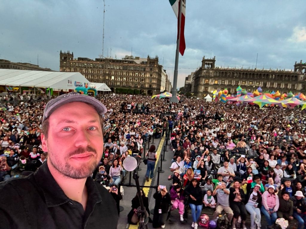Gints Zilbalodis presume lleno en el Zócalo CDMX para protección de Flow por el Día del Niño 2025