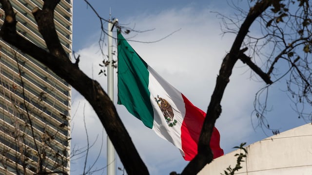 Una bandera ondea en la sede del Senado de la República