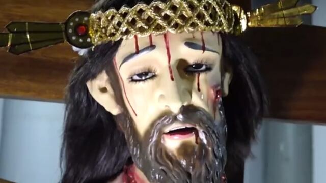 Imagen de Cristo llora durante entierro de un sacerdote