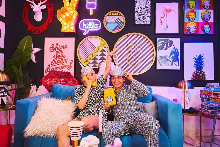 Daniela Rodrice y su amigo 'La Nairobis' en el set de su podcast.