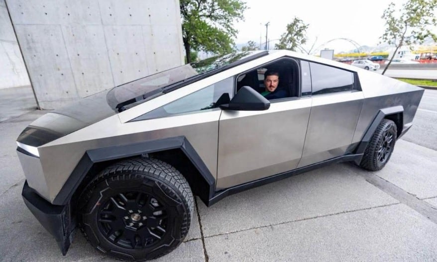 Samuel García, gobernador de NL, en un auto Tesla