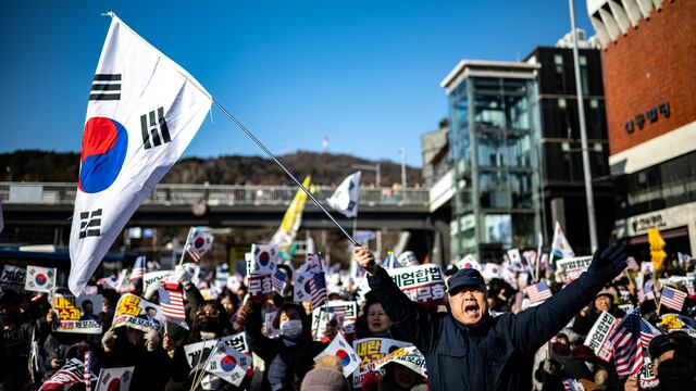 Manifestantes en Corea del sur apoyan al presidente Yoon Suk Yeol cerca de su residencia en Seúl