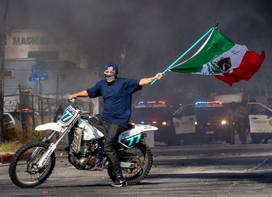 VIDEO: Motociclista rodea auto incendiado con la bandera de México en Los Ángeles