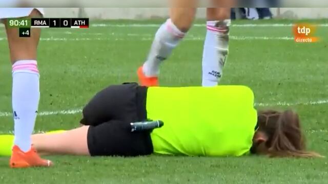 Árbitra sufrió un balonazo