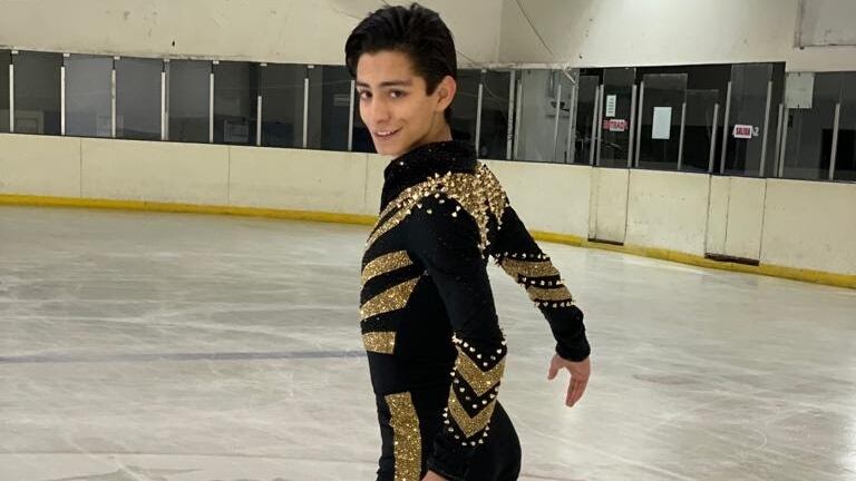 Donovan Carrillo con su traje de 18 mil cristales