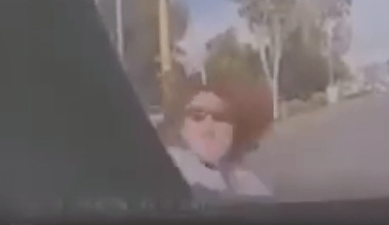 La mujer se lanzó de manera violenta contra el chofer.