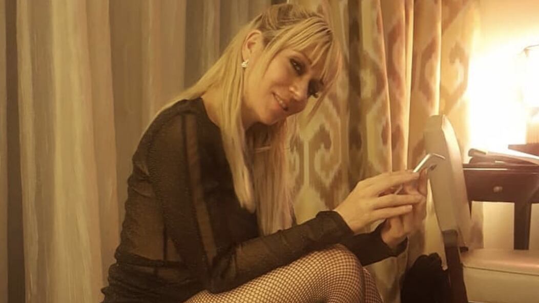 Noelia pasea en su habitación con ajustada tanga