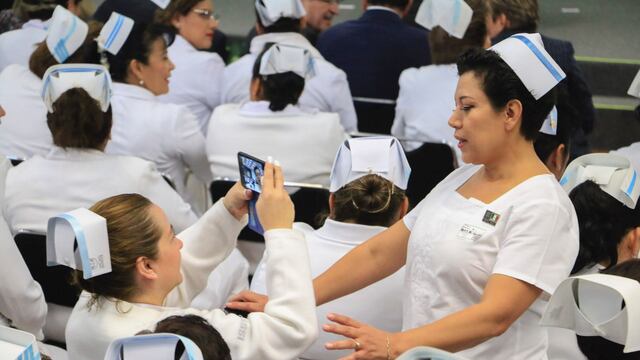 Enfermeras asisten a un evento público para conmemorar su día.