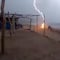 ¿Qué pasó en Aquila, Michoacán? Captan muerte por rayo de 2 personas en plena playa (VIDEO)