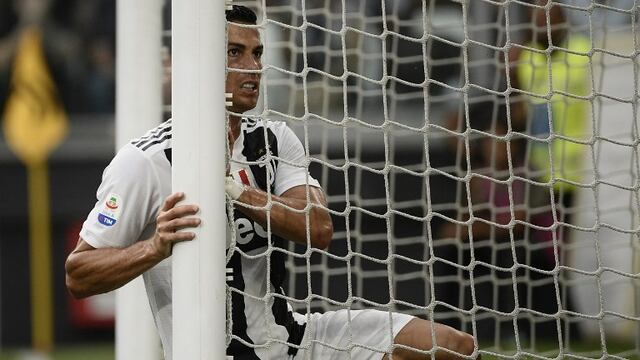 Cristiano Ronaldo sujeta el poste de la meta rival.
