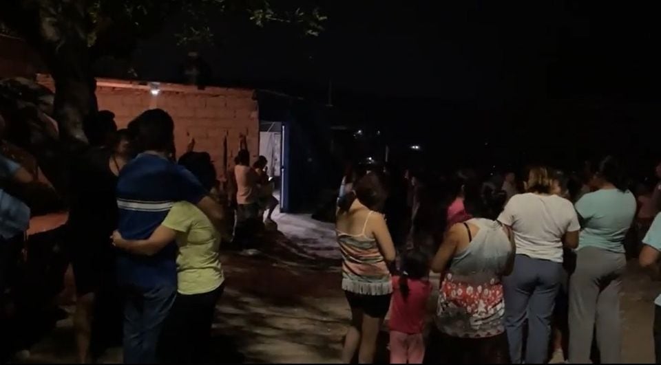 Vecinos intentaron linchar a policías que balearon a niña de 9 años