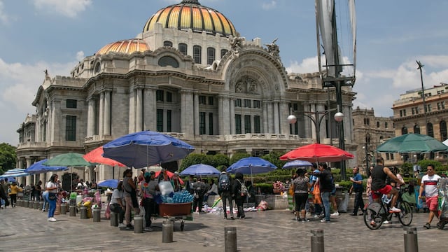 Decenas de puestos ambulantes se han colocado en los alrededores del Palacio de Bellas Artes
