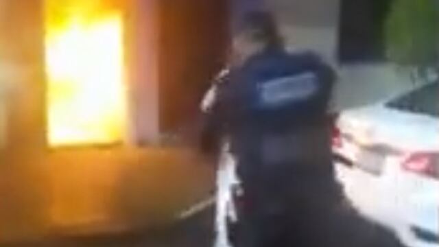 Policías rescatan abuelitos de incendio