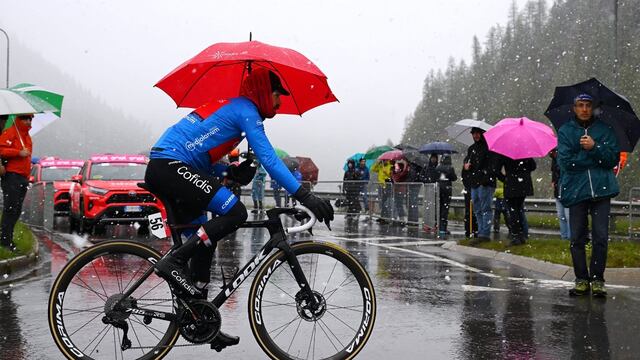 La etapa 16 del Giro de Italia ha sido modificada debido a las intensas nevadas. Foto: Facebook La Rueda Colombia