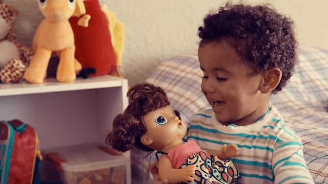 Niño jugando con una muñeca