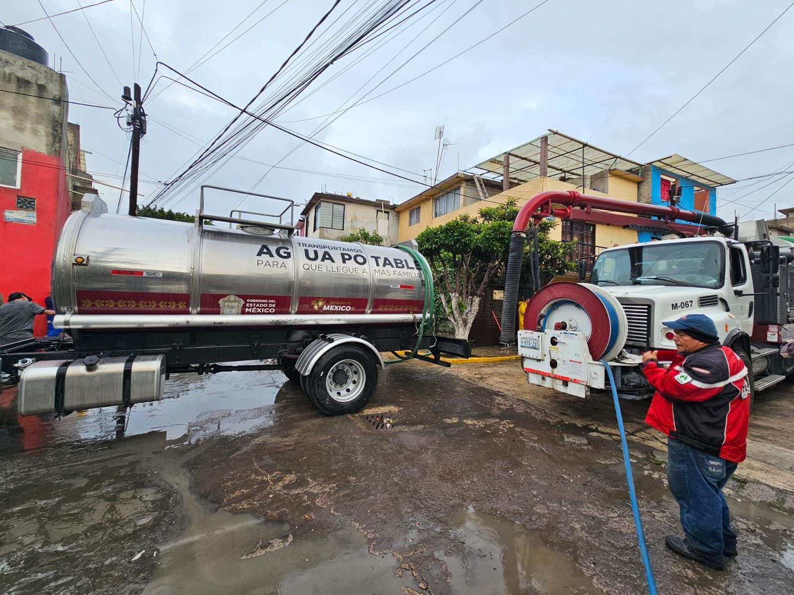 Autoridades controlan inundación en Naucalpan