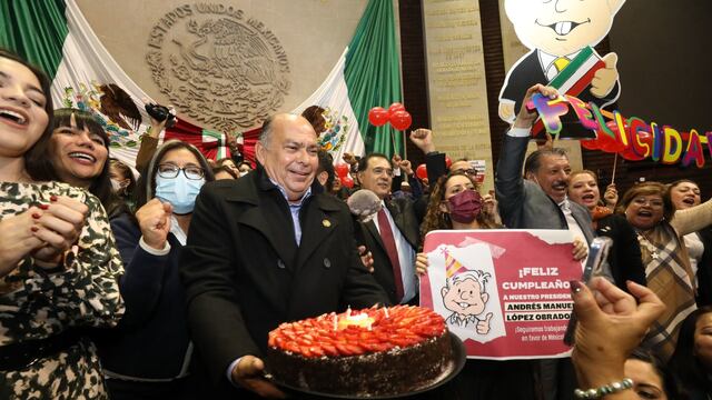 Diputados de Morena le cantan las mañanitas a AMLO por su cumpleaños