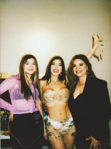 Kenia Os con su mamá y hermana