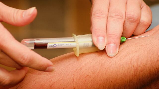 Toma de Sangre jeringa brazo