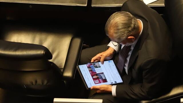 Augusto López, coordinador morenista, durante la sesión del pleno de la Cámara de Senadores