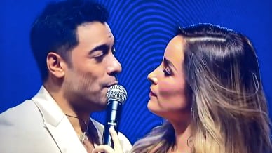 El beso de Carlos Rivera a Cynthia Rodríguez tras cantar juntos Si no estás conmigo (VIDEO)