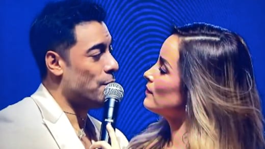El beso de Carlos Rivera a Cynthia Rodríguez tras cantar juntos Si no estás conmigo (VIDEO)
