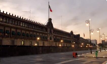 Vallas en Palacio Nacional ante la marcha del INE