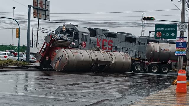 Pipa choca contra tren en Toluca