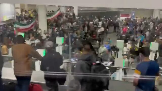 Largas filas en el AICM