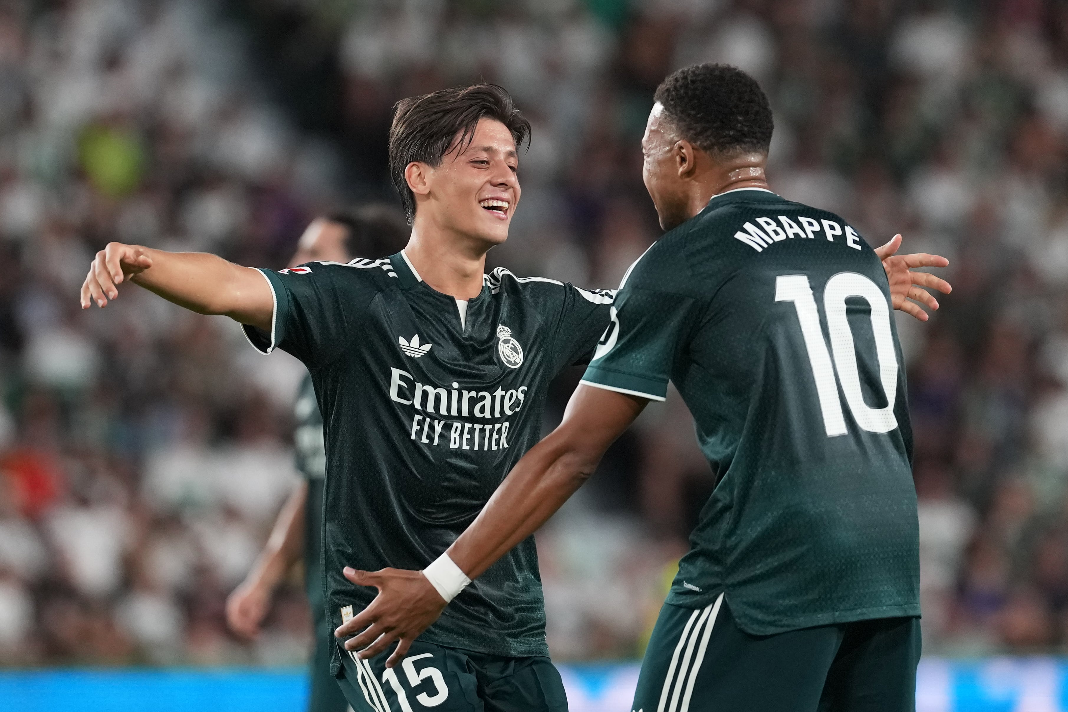 Arda Guler y Kylian Mbappé celebran uno de los goles del Real Madrid